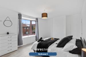- une chambre avec un lit, une commode et une fenêtre dans l'établissement Nuneaton - Ideal 3 Bedroom, Wi-fi Parking, Sleeps 6 - JRR Stays, à Stockingford