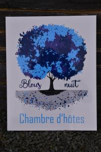 un arbre avec les mots castors doit changer ses peaux dans l'établissement Bleus Nuit, à Lierneux