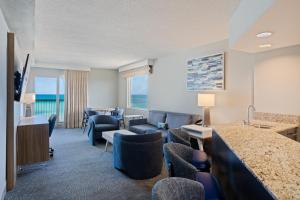 TV a/nebo společenská místnost v ubytování Crowne Plaza Melbourne-Oceanfront by IHG
