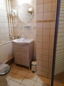 y baño con lavabo y espejo. en Bianco, en Sopron