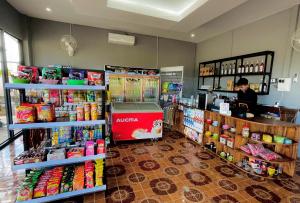 Supermarket nebo jiné obchody v  hotelu nebo okolí