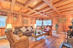 Imagen de la galería de Old Time Catskill Mtn Retreat, Handcrafted Cabin!, en Cornwallville