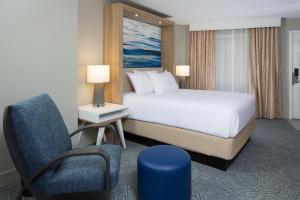 Postel nebo postele na pokoji v ubytování Crowne Plaza Melbourne-Oceanfront by IHG
