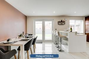 a kitchen and dining room with a table and chairs at Chorley - Large 3 Bedroom Sleeps 6, Wi-Fi, Garden - JRR Stays in Leyland
