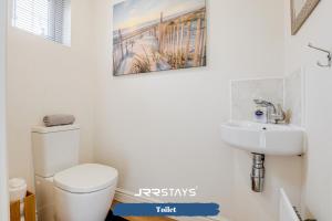 a bathroom with a toilet and a sink at Chorley - Large 3 Bedroom Sleeps 6, Wi-Fi, Garden - JRR Stays in Leyland