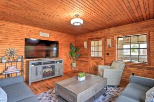 sala de estar con TV y pared de madera en Secluded Cabin with Hot Tub, Game Room and Views! en Durango