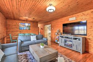 杜蘭戈的住宿－Secluded Cabin with Hot Tub, Game Room and Views!，带沙发和平面电视的客厅