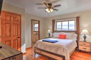 1 dormitorio con 1 cama y ventilador de techo en Secluded Cabin with Hot Tub, Game Room and Views! en Durango