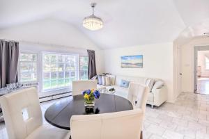 Χώρος καθιστικού στο Elegant Connecticut Home Fireplaces, Pet Friendly +23 φωτογραφίες