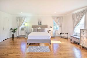 Ένα ή περισσότερα κρεβάτια σε δωμάτιο στο Elegant Connecticut Home Fireplaces, Pet Friendly