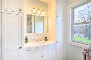 Ένα μπάνιο στο Elegant Connecticut Home Fireplaces, Pet Friendly