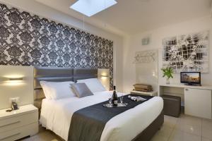 - une chambre avec un grand lit et une télévision dans l'établissement Hotel Darival Nomentana, à Rome