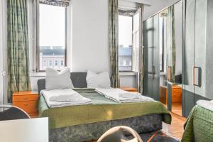 ein Schlafzimmer mit einem Bett und einem großen Fenster in der Unterkunft Joyful 2BR Apt. @ Millenium Tower and The Danube in Wien