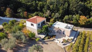 eine Luftansicht eines Hauses mit Dach in der Unterkunft Chaihoutes stone House into Olive farm in Zia in Ágios Dimítrios