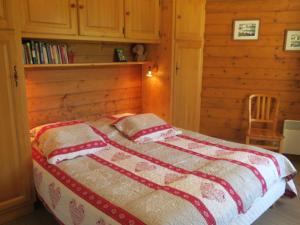 ein Bett mit zwei Kissen darauf in einem Schlafzimmer in der Unterkunft Appartement Châtel, 2 pièces, 4 personnes - FR-1-198-112 in Châtel