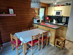 Kuchyň nebo kuchyňský kout v ubytování Appartement duplex à Châtel - 3 pièces, 6 personnes, parking couvert, proche télésiège et navettes - FR-1-198-104