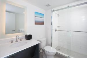Koupelna v ubytování Crowne Plaza Melbourne-Oceanfront by IHG