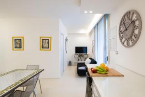 Una cocina con una mesa con fruta en el mostrador. en Villa Carlino House, en Mascali