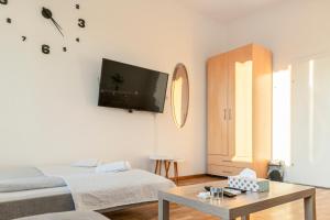 TV a/nebo společenská místnost v ubytování Joyful 2BR Shared Apt Near Millenium Tower & Danube River