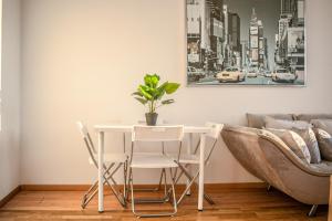 Posezení v ubytování Joyful 2BR Shared Apt Near Millenium Tower & Danube River