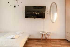 Postel nebo postele na pokoji v ubytování Joyful 2BR Shared Apt Near Millenium Tower & Danube River