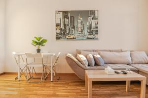 Posezení v ubytování Joyful 2BR Shared Apt Near Millenium Tower & Danube River