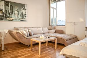 Posezení v ubytování Joyful 2BR Shared Apt Near Millenium Tower & Danube River