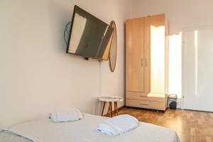 Postel nebo postele na pokoji v ubytování Joyful 2BR Shared Apt Near Millenium Tower & Danube River