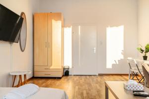 TV a/nebo společenská místnost v ubytování Joyful 2BR Shared Apt Near Millenium Tower & Danube River