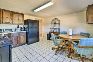 eine Küche mit einem Tisch und eine Küche mit einem Kühlschrank in der Unterkunft Charming Miami Home with Private Yard and Patio! in Miami