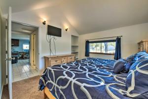 Schlafzimmer mit einem Bett mit einer blauen und weißen Bettdecke in der Unterkunft Charming Miami Home with Private Yard and Patio! in Miami