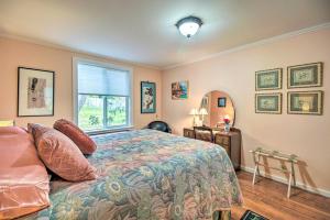 um quarto com uma cama e uma janela em Fort Bragg Home, Close to Laguna Point Beach! em Fort Bragg