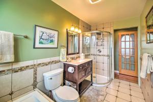 Bilik mandi di Villa Verona Beach Retreat with Outdoor Space +17 gambar
