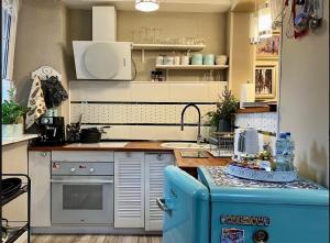 a kitchen with a stove and a counter top at Apartament Majowa in Jelenia Góra