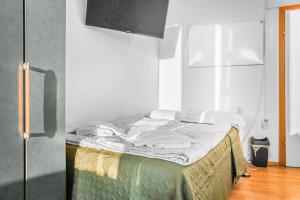 Postel nebo postele na pokoji v ubytování Joyful 2BR Shared Apt Near Millenium Tower & Danube River