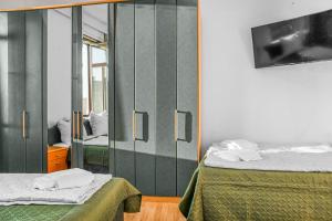 Postel nebo postele na pokoji v ubytování Joyful 2BR Shared Apt Near Millenium Tower & Danube River