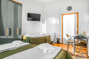 Postel nebo postele na pokoji v ubytování Joyful 2BR Shared Apt Near Millenium Tower & Danube River