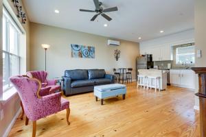 Posezení v ubytování Walkable Downtown Apt with Game Room!
