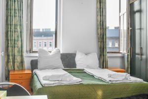 Postel nebo postele na pokoji v ubytování Joyful 2BR Shared Apt Near Millenium Tower & Danube River