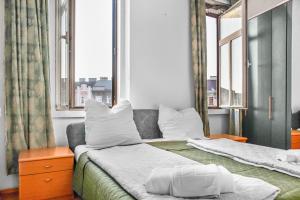 Postel nebo postele na pokoji v ubytování Joyful 2BR Shared Apt Near Millenium Tower & Danube River