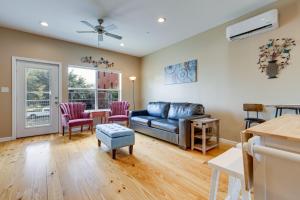Posezení v ubytování Walkable Downtown Apt with Game Room!