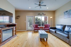 Posezení v ubytování Walkable Downtown Apt with Game Room!