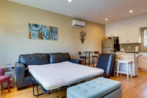Posezení v ubytování Walkable Downtown Apt with Game Room!