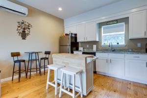 Dapur atau dapur kecil di Walkable Downtown Apt with Game Room!