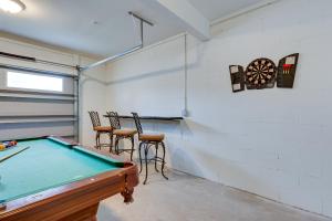 Biliár nebo kulečník v ubytování Walkable Downtown Apt with Game Room!