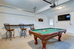 TV a/nebo společenská místnost v ubytování Walkable Downtown Apt with Game Room!