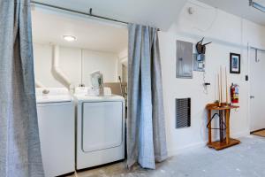 Kuchyň nebo kuchyňský kout v ubytování Walkable Downtown Apt with Game Room! + 18 fotografií