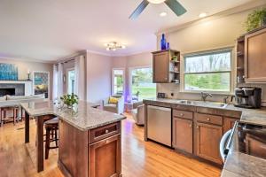 デラウェア・ウォーター・ギャップにあるCalm Columbia Haven Outdoor Pool, Hot Tub!の大きな島のあるオープンキッチン、リビングルームが備わります。