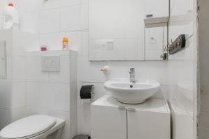 Koupelna v ubytování Joyful 2BR Shared Apt Near Millenium Tower & Danube River + 37 fotografií