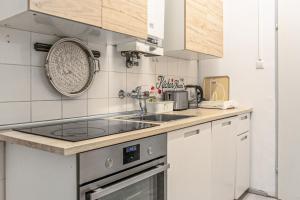 Kuchyň nebo kuchyňský kout v ubytování Joyful 2BR Shared Apt Near Millenium Tower & Danube River